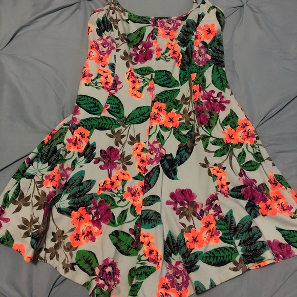 Flower Romper 🌺 🌸 - Picture 2 of 4